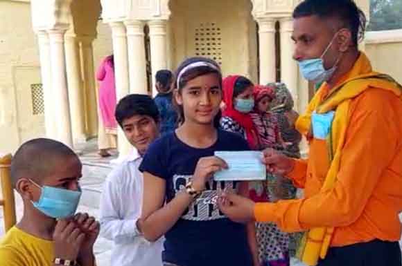 सामाजिक संगठन दिशा ने किये मास्क वितरण