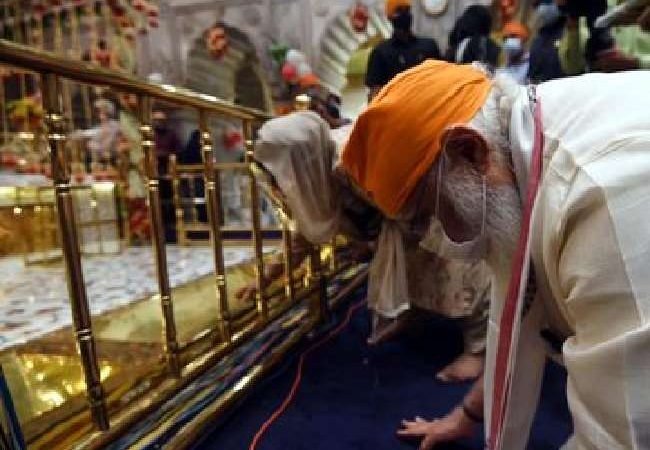 बिना सुरक्षा घेरे के PM मोदी गुरुद्वारा शीशगंज साहिब पहुंचे, बोले- गुरु तेग बहादुर जी के बलिदान को नहीं भूल सकते