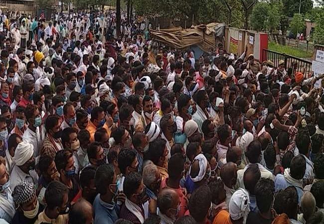 LIVE UP Panchayat Chunav Result 2021: मतगणना स्थल के बाहर कोविड प्रोटोकॉल का जमकर उल्लंघन