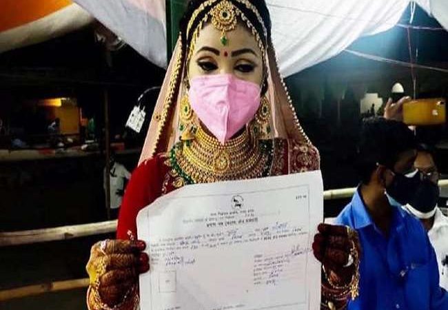 LIVE UP Panchayat Election Result 2021:रामपुर में लाल जोड़े में ही जीत का सर्टिफिकेट लेने पहुंची नवविवाहिता
