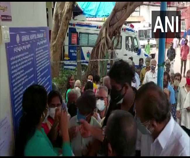 डरा रही कोरोना वैक्सीनेशन सेंटर के बाहर लगी भीड़ जिसे नहीं है शारीरिक दूरी की परवाह, कहीं बढ़ न जाएं मामले