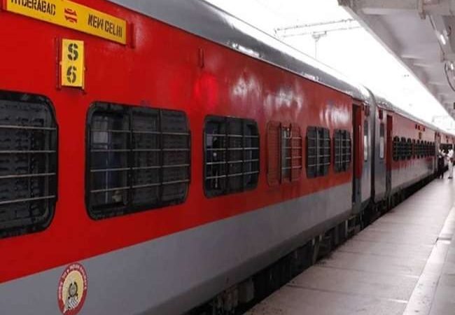 Indian Railways: यात्रीगण ध्यान दें, रेलवे ने रद की लंबी दूरी की 56 ट्रेनें, यहां देखें पूरी लिस्ट