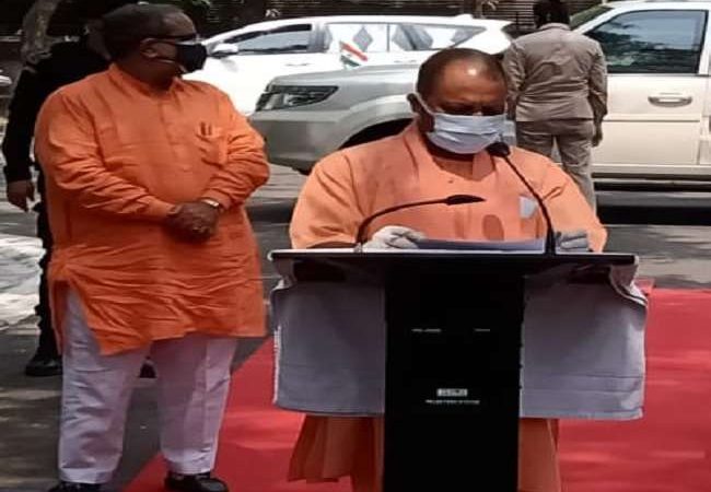 CM Yogi Adityanath on Front: सीएम योगी आदित्यनाथ बोले- केंद्र और राज्य सरकार के संयुक्त प्रयास से घुटने टेक रही महामारी