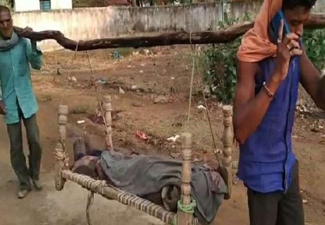 एमपी में बेटी का शव खाट पर लेकर 25 किलोमीटर तक पैदल चलने को मजबूर हुआ लाचार पिता