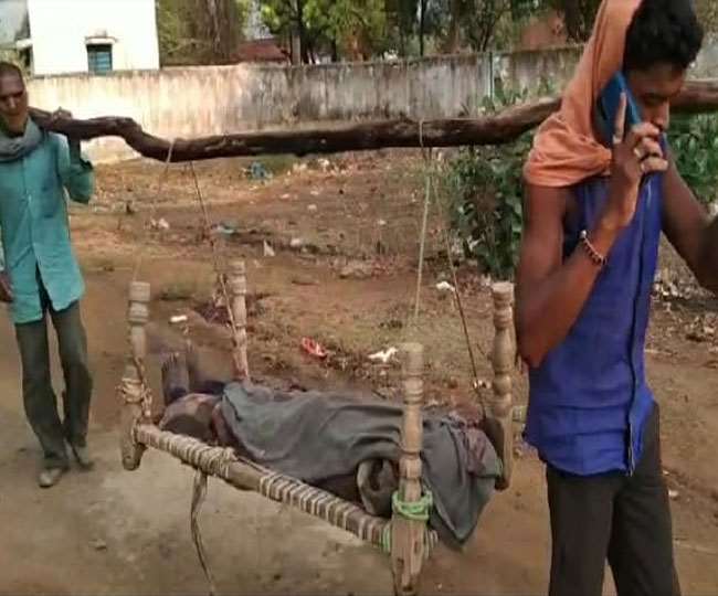 एमपी में बेटी का शव खाट पर लेकर 25 किलोमीटर तक पैदल चलने को मजबूर हुआ लाचार पिता