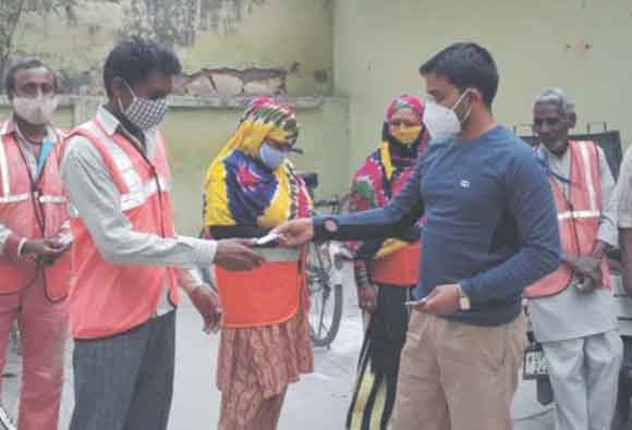 निगम ने कोरोना से बचाव के लिए सफाई कर्मियों को वितरित की दवाएं