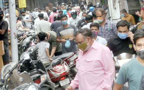 छूट के दौरान बाजार में उड़ी सोशल डिस्टैंसिंग की धज्जियां