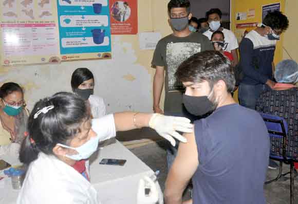विभिन्न अस्पतालों में 18 से अधिक आयु के युवाओं ने कराया टीकाकरण