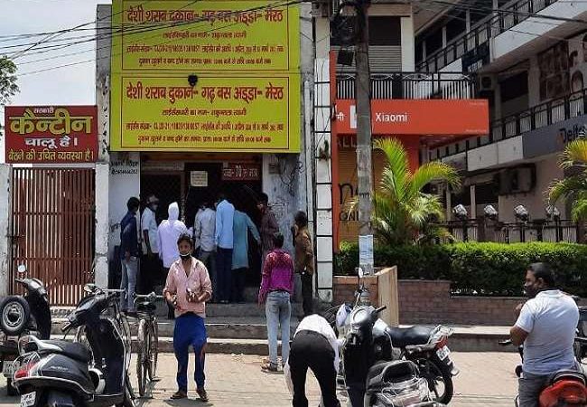 उत्तर प्रदेश के कई जिलों में खुलीं शराब की दुकानें, भीड़ ने तोड़ा कोविड प्रोटोकॉल
