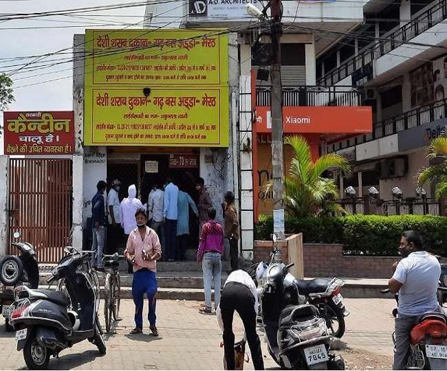 उत्तर प्रदेश के कई जिलों में खुलीं शराब की दुकानें, भीड़ ने तोड़ा कोविड प्रोटोकॉल