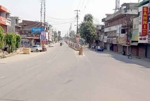 सम्पूर्ण लॉकडाउन में सडक़ों पर पसरा सन्नाटा, पुलिस ने की चैकिंग