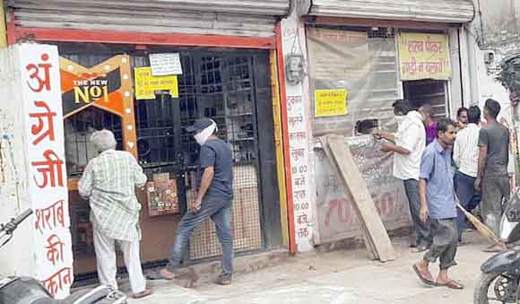 डीएम के आदेश पर खुले शराब के ठेके, शौकीनों ने खरीदी शराब