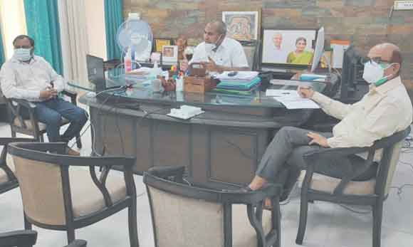 मेडिकल किट वितरण में लापरवाही बरतने वालों के विरूद्ध निलम्बन की कार्यवाही की जायेगी: मण्डलायुक्त