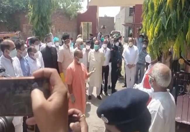 मुख्यमंत्री योगी आदित्यनाथ ने कहा,वैक्सीनेशन के साथ Corona संक्रमण रोकना भी प्राथमिकता
