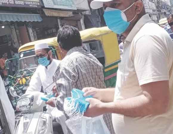 विश्वकर्मा धीमान कल्याण महासभा ने गरीबों को बांटे मास्क