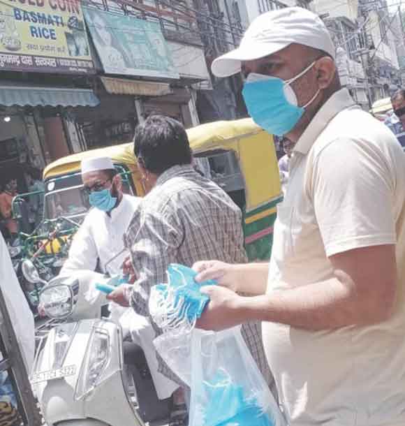 विश्वकर्मा धीमान कल्याण महासभा ने गरीबों को बांटे मास्क