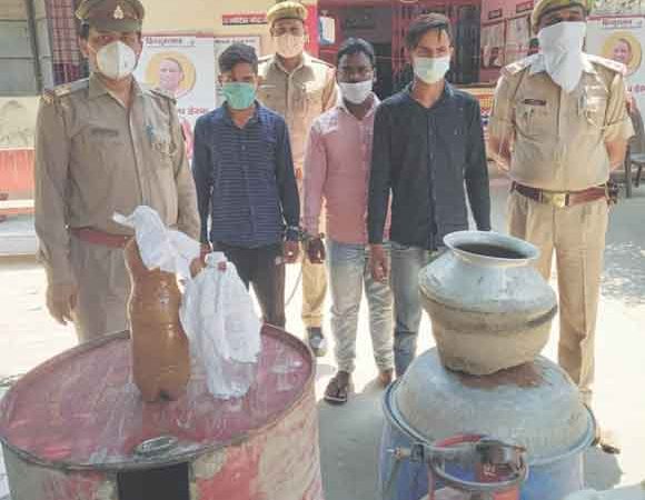अवैध शराब की कसीदगी करते तीन आरोपी दबोचे