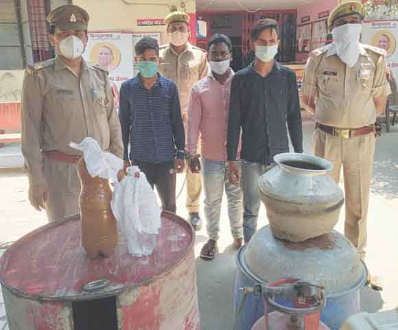 अवैध शराब की कसीदगी करते तीन आरोपी दबोचे