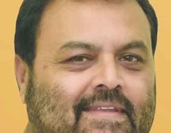 जिलाधिकारी से की पत्रकारों व उनके परिजनों का टीकाकरण कराने की मांग