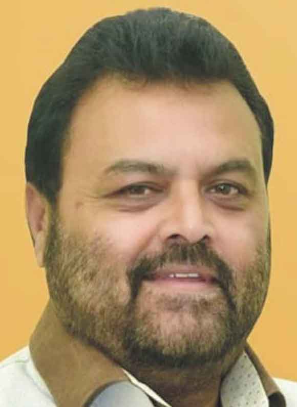 जिलाधिकारी से की पत्रकारों व उनके परिजनों का टीकाकरण कराने की मांग