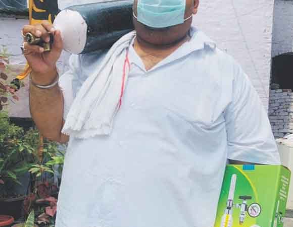 पार्षद ने अपने क्षेत्र के गरीबों को की राशन किट वितरित