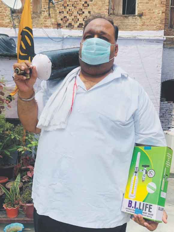 पार्षद ने अपने क्षेत्र के गरीबों को की राशन किट वितरित