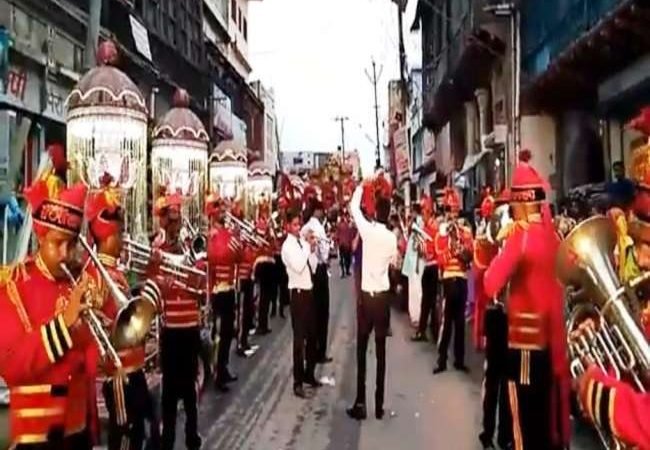 आज मेरे यार की शादी है.. की धुन पर सड़क पर जमकर थिरके- 125 बरातियों पर दर्ज हुआ मुकदमा