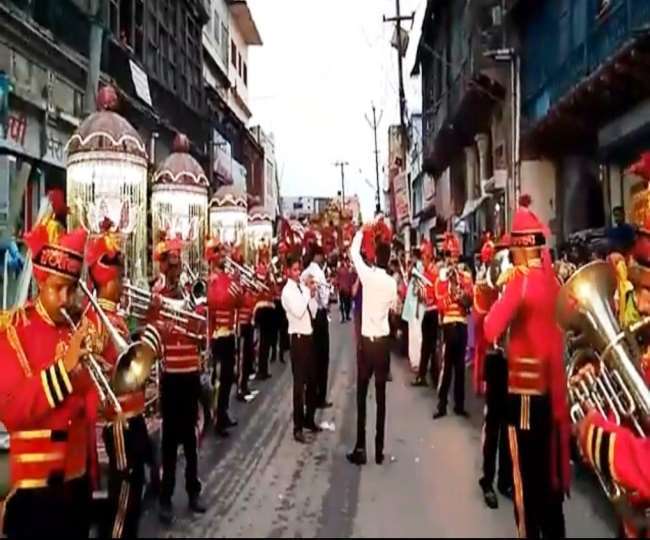 आज मेरे यार की शादी है.. की धुन पर सड़क पर जमकर थिरके- 125 बरातियों पर दर्ज हुआ मुकदमा