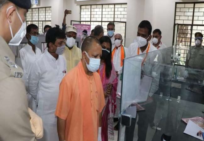 LIVE CM Visit Muzaffarnagar: मुख्यमंत्री योगी आदित्‍यनाथ ने कोविड कमांड सेंटर का किया निरीक्षण, दिशा निर्देश दिए