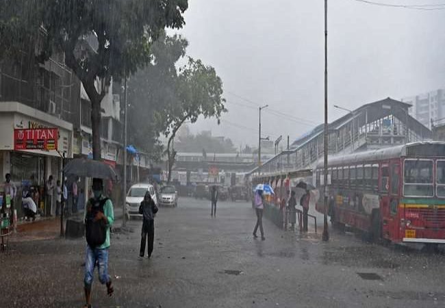 Cyclone Tauktae LIVE Tracking : खतरनाक हुआ चक्रवाती तूफान, मुंबई में तेज हवाओं के साथ भारी बारिश; जगह-जगह जलभराव