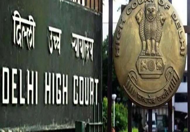 दिल्ली हाई कोर्ट का सवाल, दवाएं-ऑक्सीजन क्यों बांट रहे हैं राजनीतिक दलों के नेता, प्रशासन को सौंपें सामान