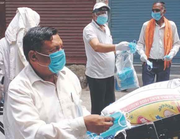 विश्वकर्मा धीमान कल्याण महासभा ने रिक्शा व रेहड़ी चालकों को बांटे मास्क