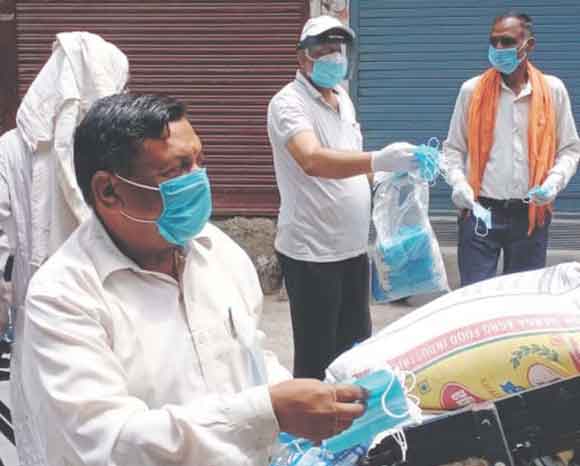 विश्वकर्मा धीमान कल्याण महासभा ने रिक्शा व रेहड़ी चालकों को बांटे मास्क