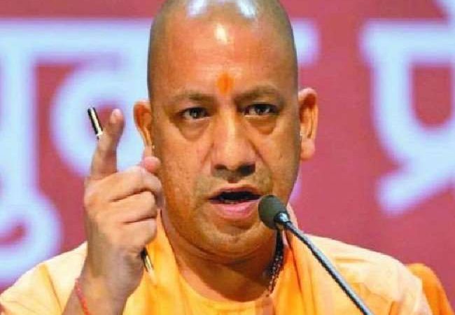 सीएम योगी आदित्यनाथ की सख्त चेतावनी- कालाबाजारी में लिप्त मिले मेडिकल स्टाफ तो निलंबित करें डिग्री