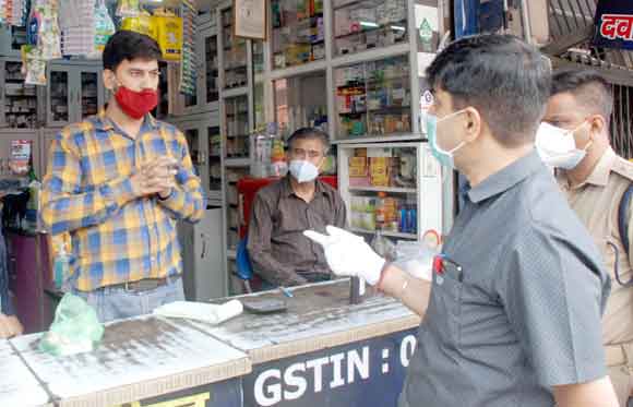 डीएम व एसएसपी ने किया मेडिकल स्टोरों का निरीक्षण, दी हिदायत