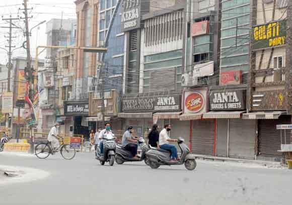 कोरोना कफ्र्यू के दौरान सडक़ों व बाजारों में पसरा सन्नाटा, पुलिस ने दिखाई सख्ती