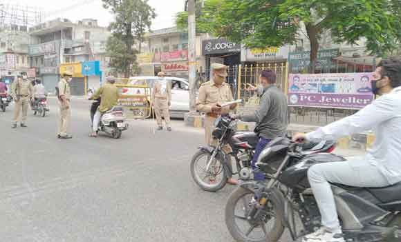 बूंदाबांदी के बीच पुलिस ने चलाया चैकिंग अभियान, बाजार रहे बंद