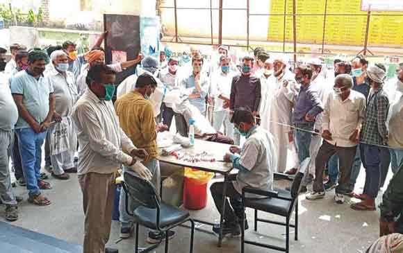 वैक्सीन का टीका लगवाने को लेकर लगी लम्बी लाइनें, उड़ रही हैं गाइडलाइन की धज्जियां