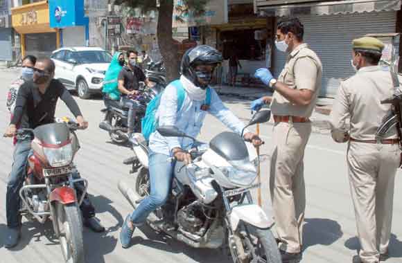 पुलिस ने चलाया सघन वाहन चैकिंग अभियान, काटे चालान