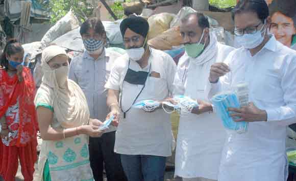 मास्क बांटकर युकांइयों ने मनाई राजीव गांधी की पुण्यतिथि