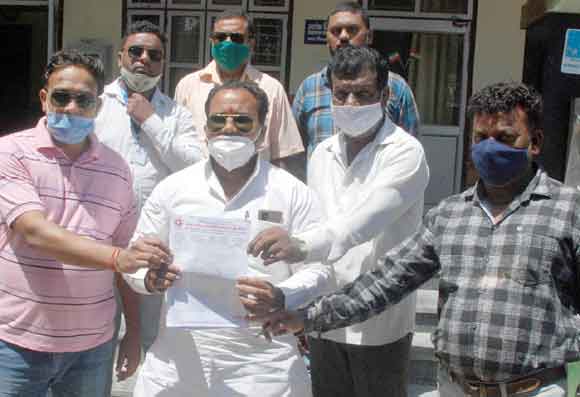सुअर पालन पर रोक लगाने के खिलाफ सहायक नगरायुक्त को सौंपा ज्ञापन