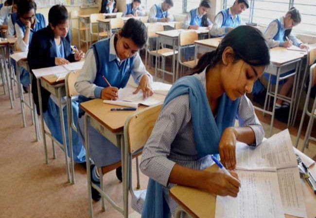 सीबीएसई 12वीं की बोर्ड परीक्षाएं 15 जुलाई से 26 अगस्त के बीच संभव, राज्यों ने भी जताई सहमति