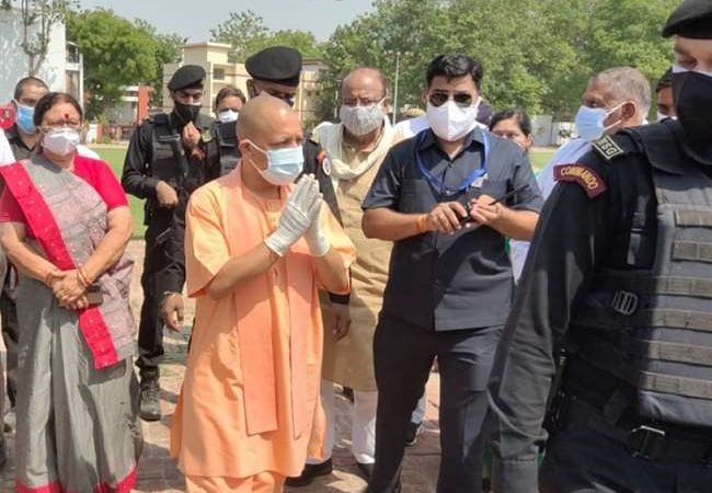 UP CM In kanpur: कोविड को लेकर व्यवस्था जांचने कानपुर पहुंचे मुख्यमंत्री, सर्किट हाउस के बाहर महिला का हंगामा