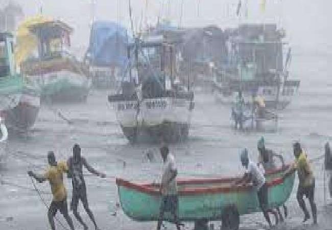 26 लोग अभी भी लापता, नौसेना ने बचाव अभियान किया तेज; मुंबई तट पर रवाना डाइविंग टीम