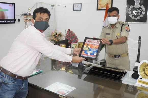 एसएसपी को किया कोरोना वारियर अवार्ड से सम्मानित