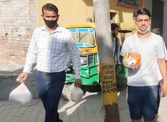 लोगों को घर-घर जाकर किया भोजन वितरित