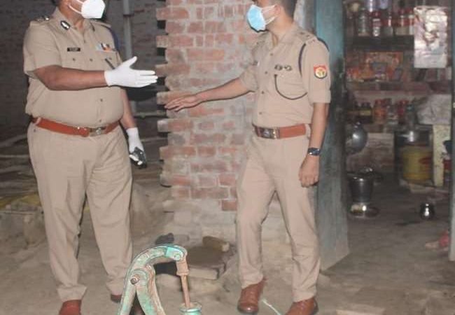 अयोध्या में एक ही परिवार के पांच लोगों की हत्या के मामले में तीन आरोपित गिरफ्तार, मौके पर ADG जोन