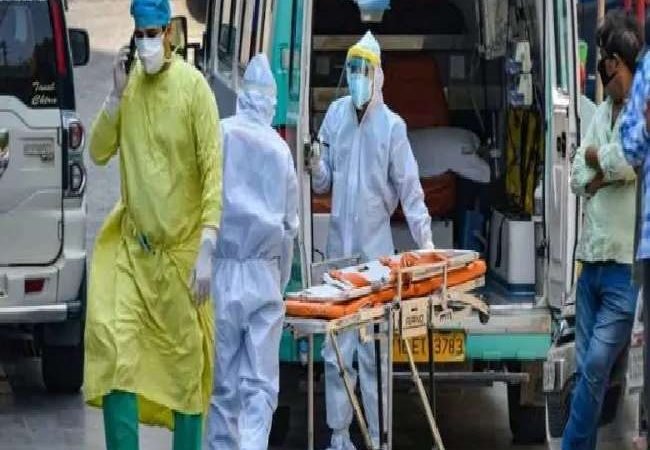 India Coronavirus Update: देश में रोज कम हो रहे कोरोना के मामले, बीते 24 घंटों में आए 2.22 लाख केस, मौतों में कमी नहीं