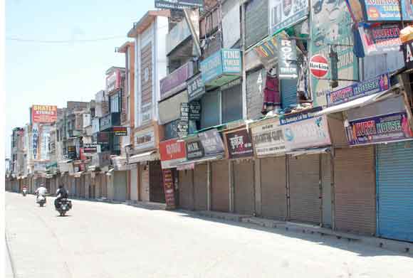 कोरोना कफ्र्यू के दौरान सडक़ों पर पसरा सन्नाटा, पुलिस ने काटे चालान