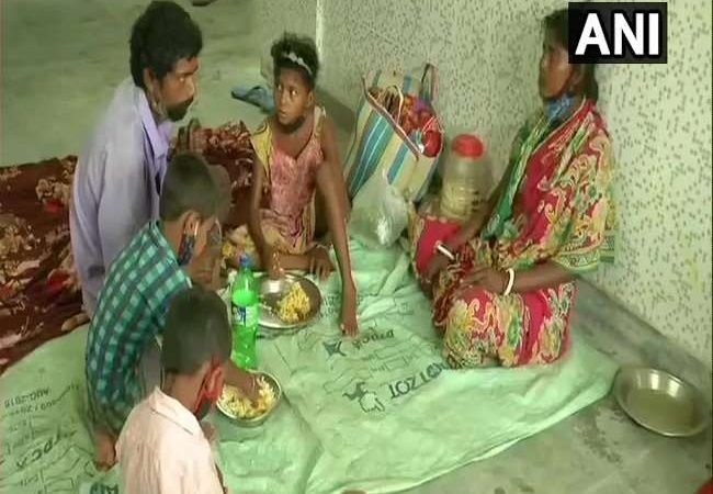 दिखने लगे चक्रवाती तूफान ‘यास’ के तेवर, तेज हवाओं के साथ समुद्र में उठी ऊंची लहरें; राहत शिविरों में पहुंचे लोग